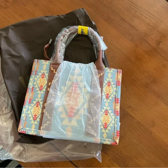 Wrangler Women's Multicolor Tote Bag - Picture 5 of 6